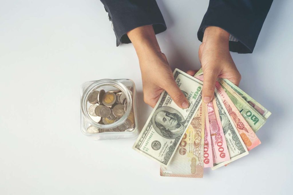 why do currency exchange rates change